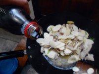 垂涎欲滴的茭白炒肉片做法图解10)