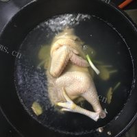 可口的葱油白切鸡做法图解4)