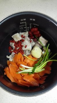 美味的胡萝卜排骨汤做法图解3)