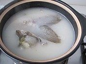 美味的鱼头鱼尾豆腐汤做法图解6)