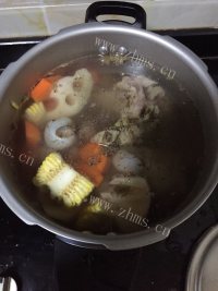 美味的玉米胡萝卜莲藕排骨汤做法图解2)