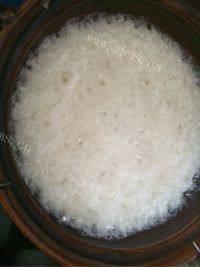 DIY美食-窝蛋腊肠煲仔饭做法图解6)