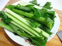 自己做的芹菜炒肉做法图解1)