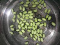浓香的萝卜干炒毛豆做法图解2)