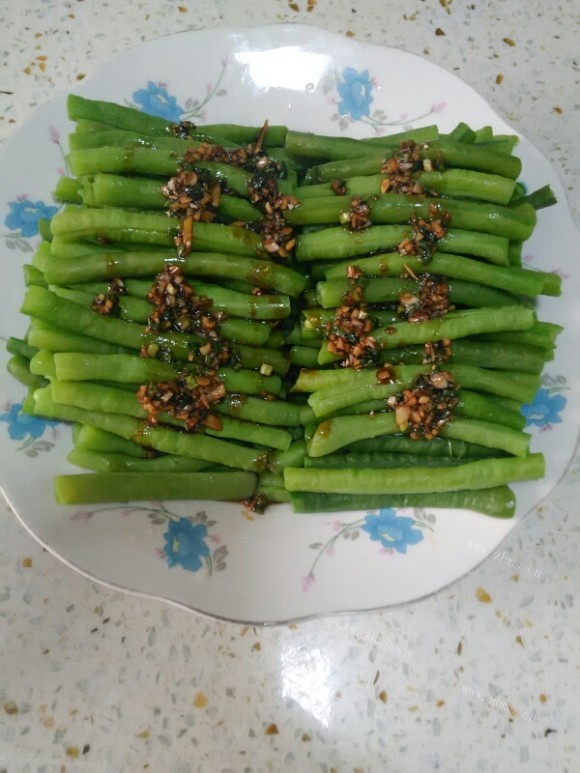 热腾腾的蒜泥豇豆