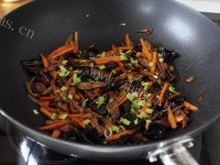 家常胡萝卜木耳炒牛肉做法图解6)