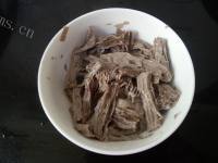 美味的西芹虾仁拌黑豆腐竹做法图解8)