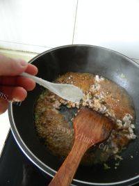 美味的酸豆角肉末盖浇面做法图解7)