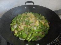 家常菜四季豆炒土豆做法图解9)