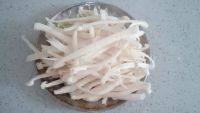 好吃的金针菇炒鸡丝做法图解2)