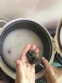 喷香的皮蛋瘦肉粥做法图解10)