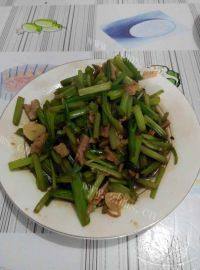 家常菜芹菜炒肉做法图解4)