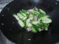 家常菜瘦肉炒丝瓜做法图解8)