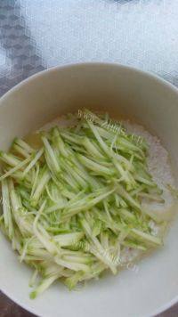 自己做的香煎西葫芦饼做法图解6)