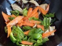 简易的腐竹炒木耳做法图解8)