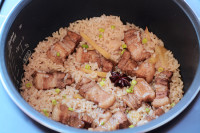 美味的红烧肉焖饭