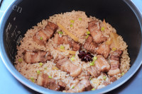 美味的红烧肉焖饭