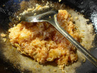 美味的鸡蛋泡菜炒饭做法图解6)