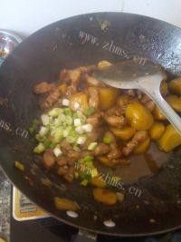 口味极佳的小鸡炖土豆做法图解9)