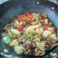自制土豆烧牛腩做法图解9)