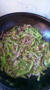 家常菜青椒肉丝炒香干做法图解7)