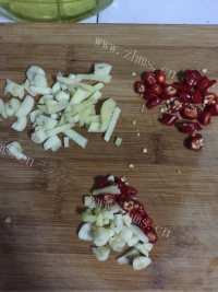 酱香白花菜盐菜烧鲫鱼做法图解2)