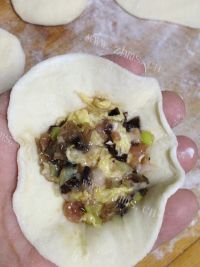 美味可口的三鲜小肉包做法图解12)
