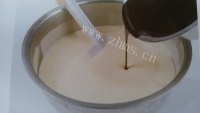 美味的黑巧克力蛋糕体做法图解3)