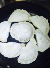 色味俱佳的韭菜盒子做法图解12)