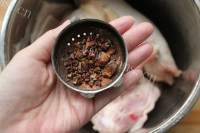 好吃的胶东肉皮冻做法图解4)