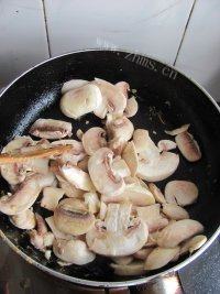 自己做的蘑菇鸡肉意面做法图解19)