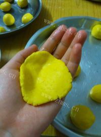 自制南瓜豆沙饼做法图解8)