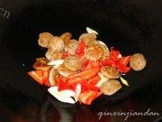 美味的辣椒炒鱼饼做法图解3)