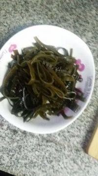 好吃不腻的海带炒肉丝做法图解2)