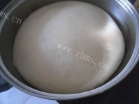 美味的巧克力葡萄干面包做法图解3)
