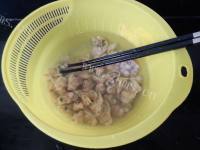 爽口秋葵蛤蜊豆腐汤做法图解2)