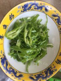 美味的青椒炒鸡蛋做法图解2)