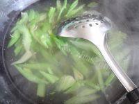 自制腊肠炒芹菜做法图解2)