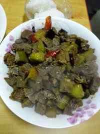 可口的牛肉炖青萝卜做法图解6)