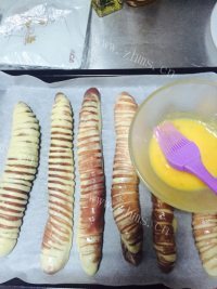 芳香四溢的毛毛虫面包做法图解11)