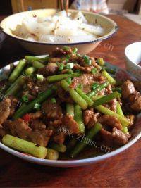 家常菜蒜苔炒肉做法图解1)