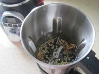 美味的黑豆核桃豆浆做法图解2)