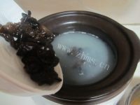 美味可口的肚片木耳花生汤做法图解9)