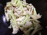 质嫩的花菜炒肉片做法图解4)
