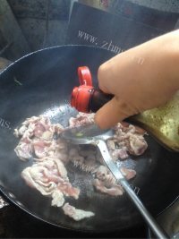 家常菜辣椒炒肉做法图解2)