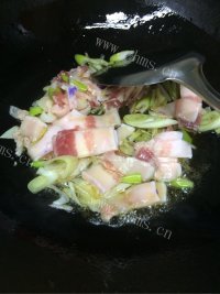 美味的菜花炒肉做法图解3)