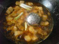 「美味可口」红烧肉炖土豆做法图解7)