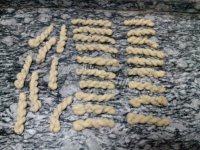 自制酥脆小麻花做法图解6)