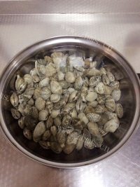 诱人的辣炒花蛤做法图解1)