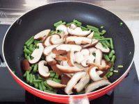 香菇炒豆角做法图解6)